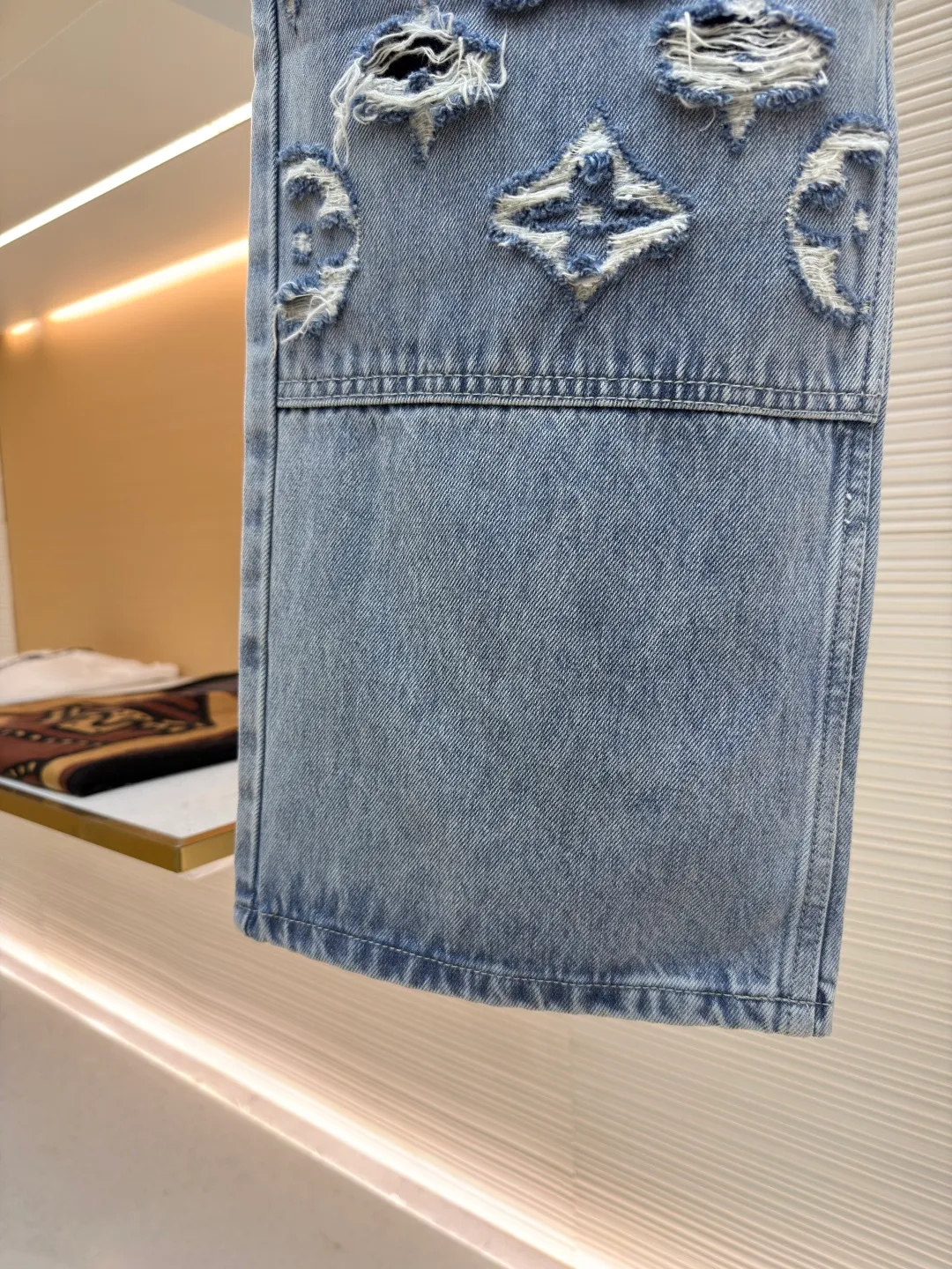 LOUIS VUITTON washed ripped jeans ●Authentic product: Purchased and developed at 17700 ●Item number: 1680603-B45 ●Material: pure cotton premium denim ●Technology: laser burning ●Version: fitted version ●Weight: about 885 grams ●Size: 30-32-34-36 ●Description: This destroyed detail is really cool. This washed denim truck elevates a classic silhouette with contrasting Monogram detailing front and rear, crafted with an edgy tear effect. This mid-season piece is effortlessly layered and can be worn with matching accessories for an on-trend look.